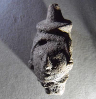 Bei der Ausgrabung in Uxul gefundene Maya-Figur