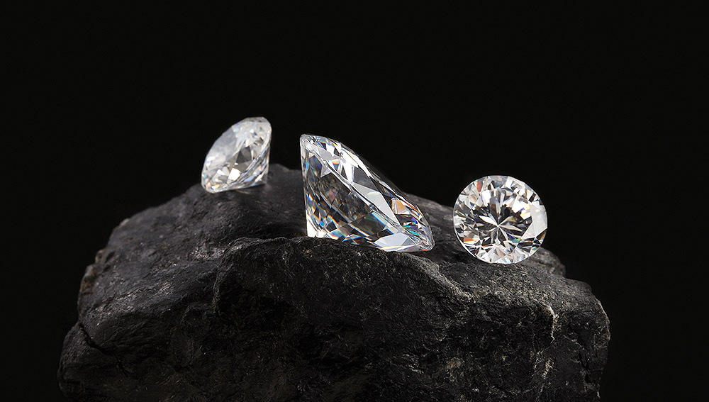 Diamanten glänzen nicht nur als Schmucksteine, ihre mechanischen und elektromagnetischen Eigenschaften machen sie auch zum Hightech-Material © studiocasper/ Getty images