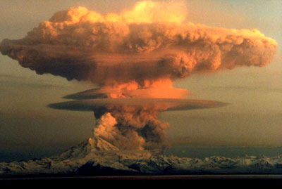 Solche Aschewolken wie hier am Mount Redoubt 1990 gab es auch beim Ausbruch des Laacher See-Vulkans
