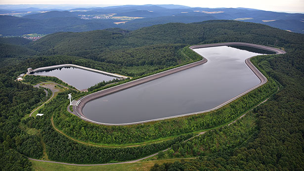 Blick auf die beiden oberen Reservoire des Pumpspeicherkraftwerks Waldeck in Hessen.