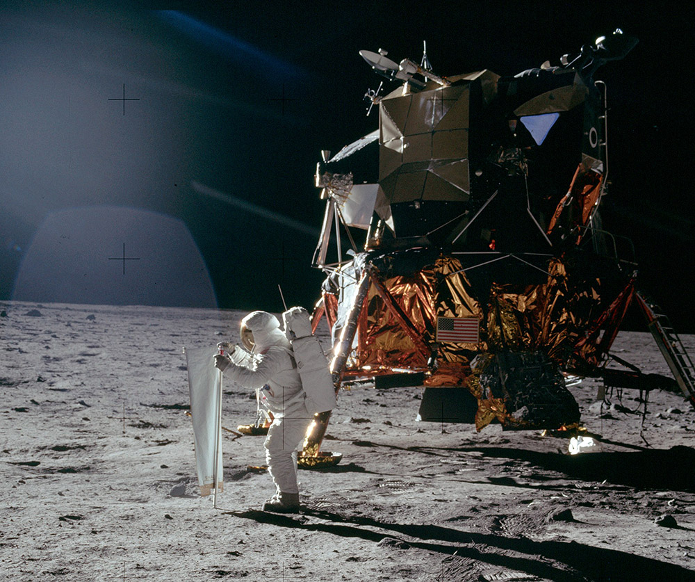<span class="img-caption">Apollo-11-Astronaut Buzz Aldrin beim Aufstellen des Sonnenwind-Experiments.</span> <span class="img-copyright">© NASA</span>