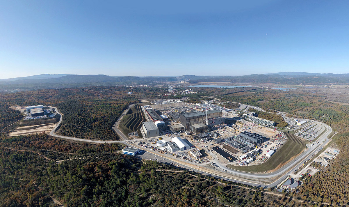 Luftbild der ITER-Baustelle im November 2020. Bis Juli 2021 wurden 78 Prozent der Arbeiten abgeschlossen.<span class="img-copyright">© ITER</span>