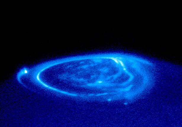 Polarlicht am Nordpol des Jupiter: Im Gegensatz zu den Auroren der Erde ist dieses ständig präsent