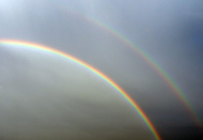 Ein doppelter Regenbogen mit dem typischen, dunkleren Band dazwischen.