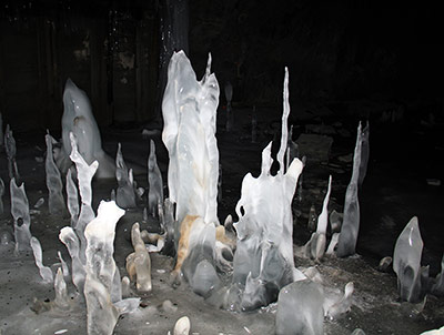 Wald aus Eis: Tropfendes Wasser schuf diese bizarren Säulen in einer künstlichen Höhle.