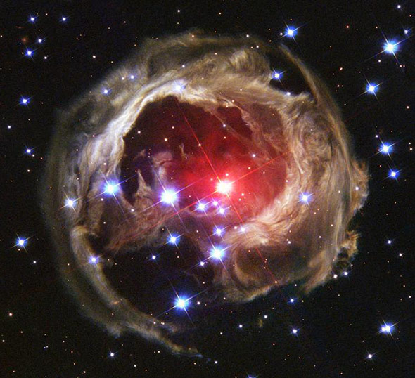 Seitdem der Rote Überriese V838 Monocerotis im Januar 2002 in einer Nova explodierte, verfolgt Hubble regelmäßig die Veränderungen.