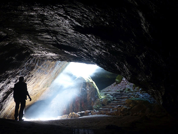 Die Einhornhöhle: Sonnenstrahl und Nebel in der Blauen Grotte