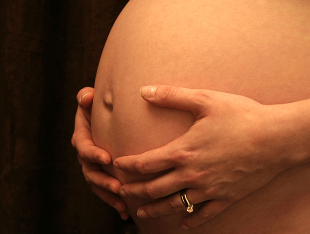 Nur scheinbar abgeschirmt: Das Ungeborene ist auch im Mutterleib vielen Umwelteinflüssen ausgesetzt.