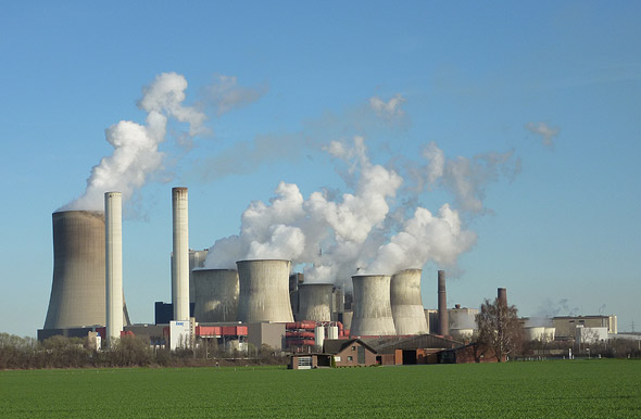 Kohlekraftwerke ruinieren die Klimabilanz Deutschlands (hier das Kraftwerk Niederaußem).