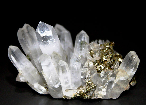 Bei diesen Bergkristallen ist ihre Kristallnatur deutlich erkennbar, das ist aber längst nicht bei allen so.