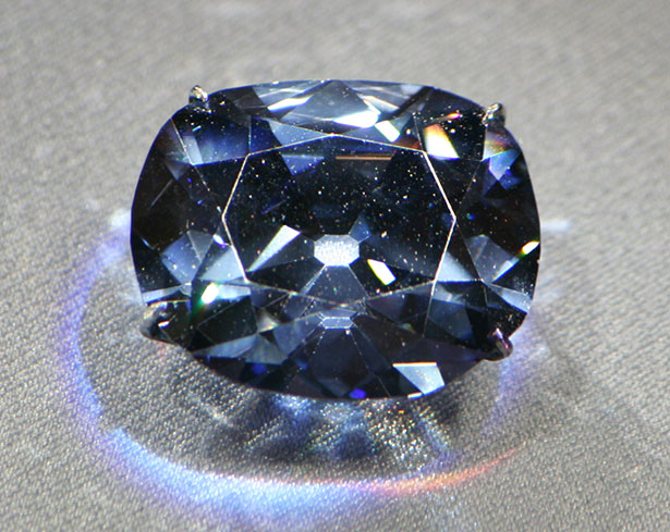 Der aus Indien stammende Hope-Diamant ist für seine tiefblaue Farbe berühmt. Boratome verleihen ihm diese Farbe.