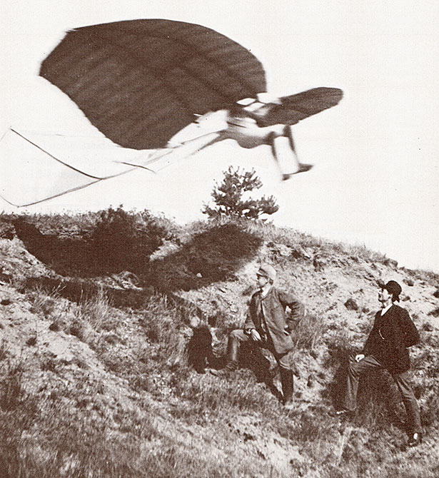 Otto Lilienthal bei einem Testflug in der Sandgrube von Derwitz im Jahr 1891