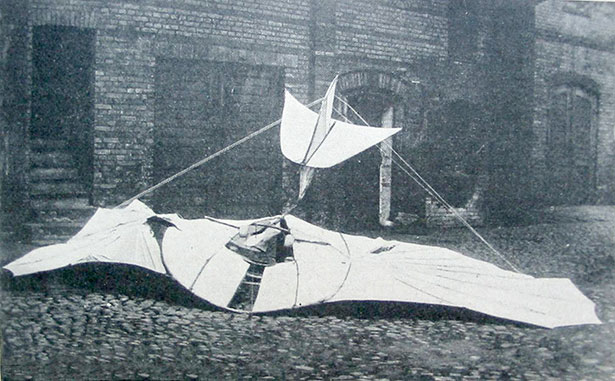Otto Lilienthals beschädigter Normalsegelapparat nach seinem letzten Flug.