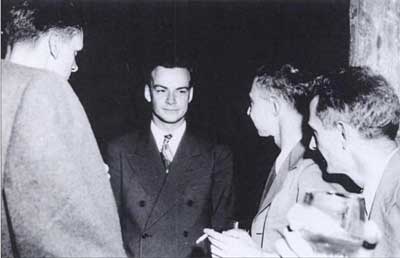 Richard Feynman (Mitte)