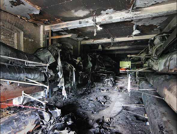 Ausgebranntes Bootshaus in Oxford nach Brandanschlag durch ALF-Aktivisten