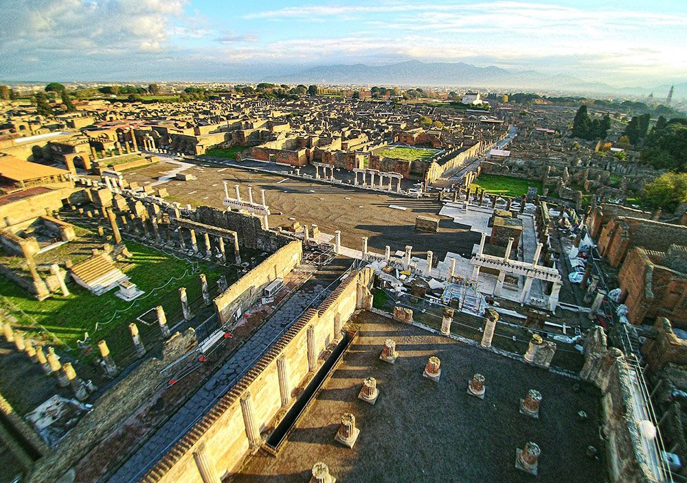 Blick über das Forum von Pompeji – das Zentrum der einst florierenden römischen Kleinstadt. <span class="img-copyright">© ElfQrin/<a href="https://creativecommons.org/licenses/by-sa/4.0/deed.en">CC-by-sa 4.0</a></span>