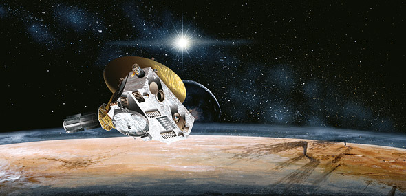Raumsonde New Horizons über Pluto, dahinter der Mond Charon (künstlerische Darstellung)