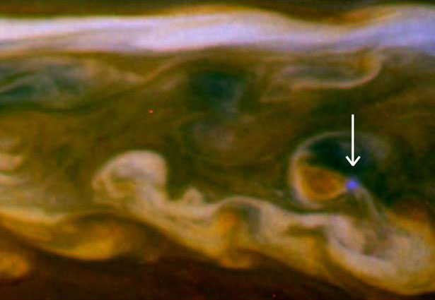 Der violette Fleck zeigt in dieser Falschfarben-Aufnahme Blitze an, die in den Sturmwolken des Saturn aufleuchten.