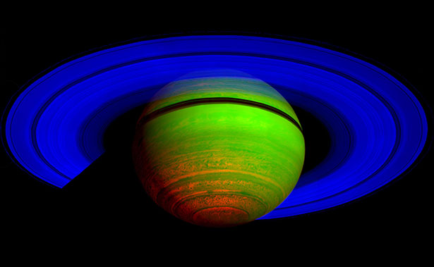 Die roten Streifen in dieser Infrarotaufnahme des Saturn entstehen durch die Sturmbänder, das grüne Leuchten jedoch ist die obere Atmosphäre - und sie ist weniger gleichmäßig als man dachte.