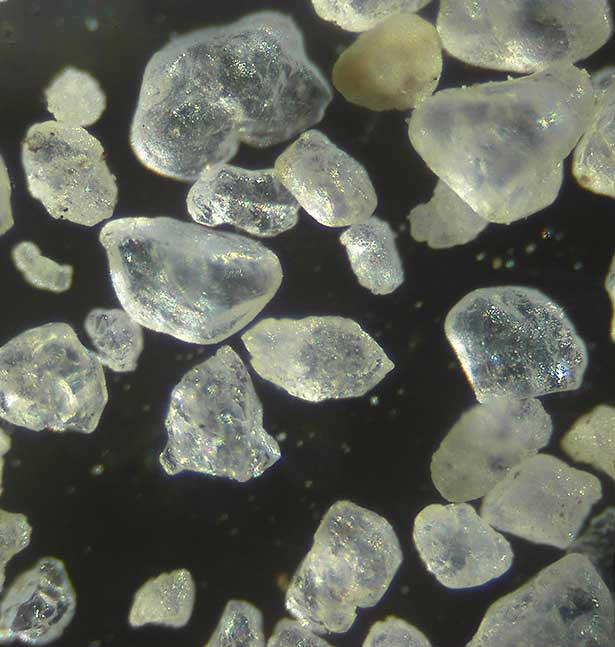 Es dauert zehntausende Jahre, bis Gestein zu den mikroskopisch kleinen Sandkörnern zermahlen ist.