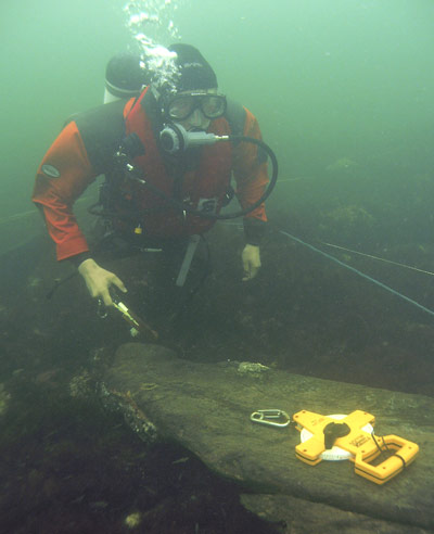 Forschungstaucher Mike Belasus inspiziert eine Fundstelle am Meeresboden.