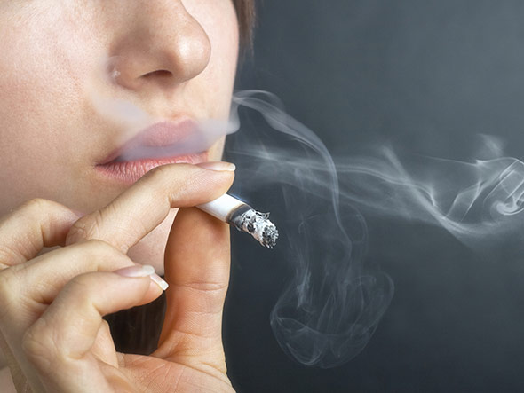 Vermutlich ist das Nikotin schuld an der geringeren Empfindlichkeit gegenüber Narkose- und Schmerzmitteln