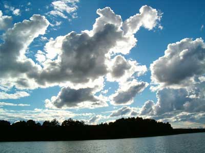 Wolken über dem Radolne See in Polen