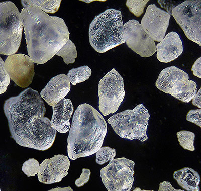 Quarzsand-Körner unter dem Mikroskop
