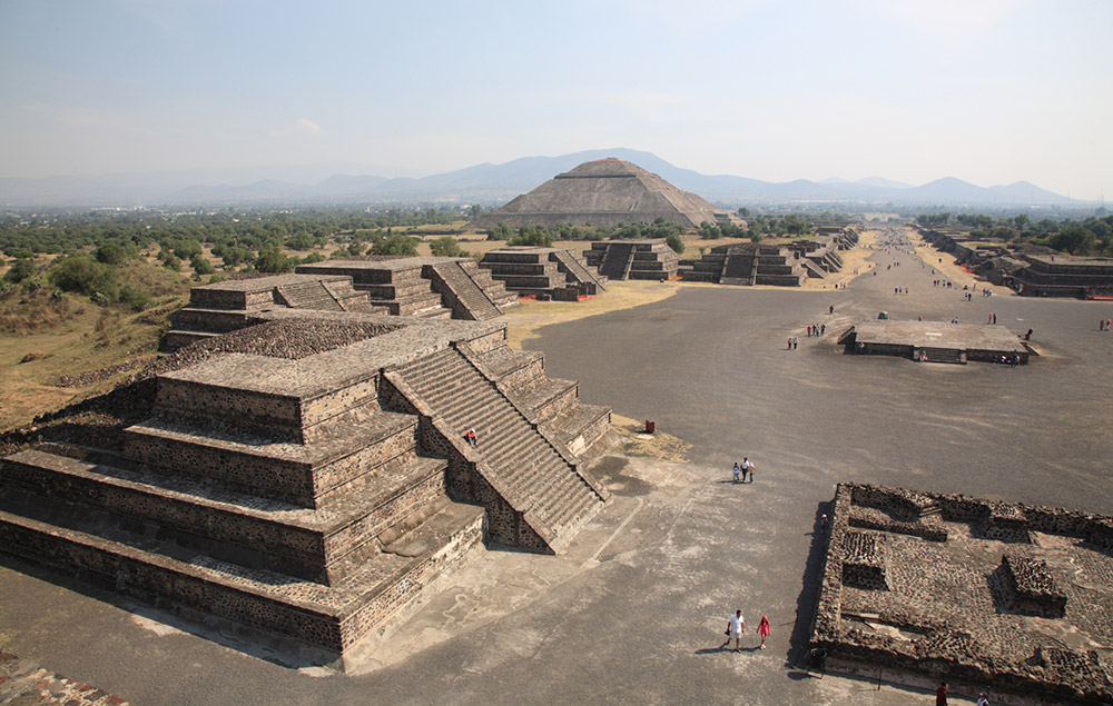 Blick auf die Sonnenpyramide und die Straße der Toten in Teotihuacan. <span class="img-copyright">© g01xm/ Getty images</span>