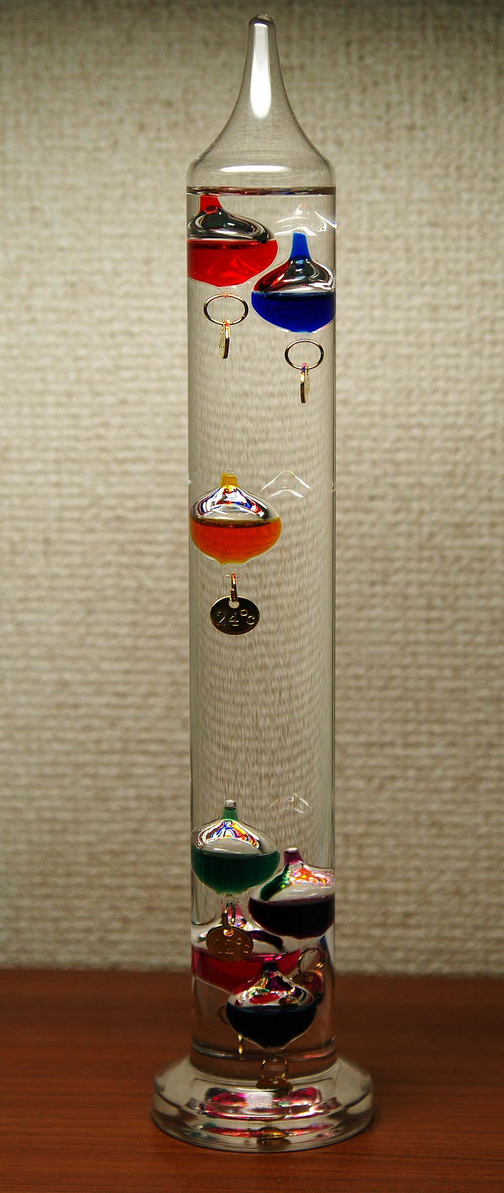 Eher schön, als nützlich: das Galileo-Thermometer. <span class="img-copyright">© Hustvedt /<a href="http://creativecommons.org/licenses/by/3.0">CC-by-sa 3.0</a></span>