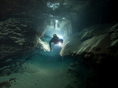 Höhlentaucher Brian Kakuk durchschwimmt eine Engstelle in der Green Bay Cave