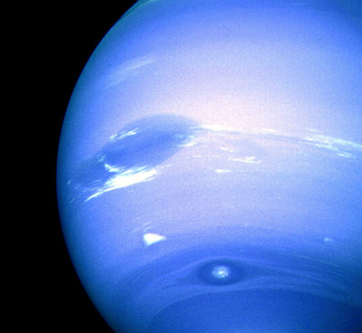 Die als Flecken sichtbaren Stürme des Neptun sind die schnellsten des Sonnensytems