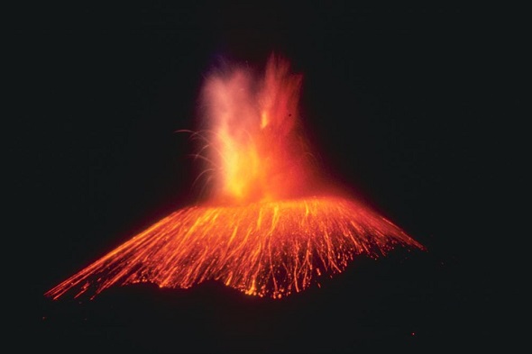 Der Vulkan Paricutín hat eine Höhe von 2.800 Metern, aber der eigentliche Vulkankegel weist eine Höhe von nur 425 Meter auf. Die Aufnahme zeigt den Ausbruch im Jahre 1943, bei dem der Berg entstand.