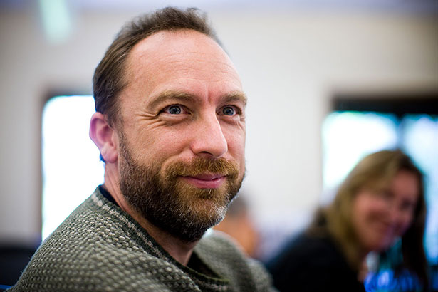 Einer der Wikipedia Gründer: Jimmy Wales.