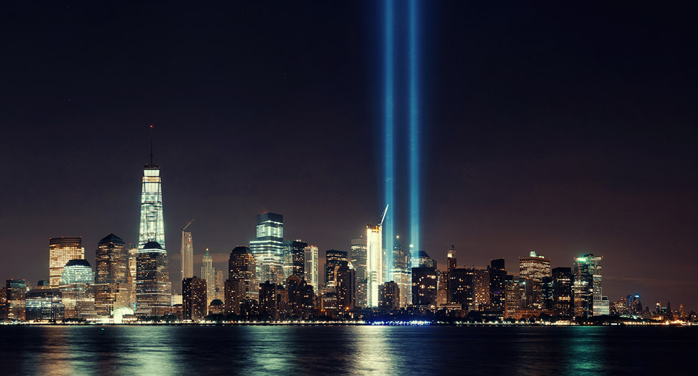 Tribute in Light: Jedes Jahr am 11. September erinnern diese beiden Lichtstrahlen an die Zerstörung des World Trade Centers. © rabbit75/ Getty images