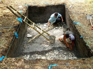 Archäologen in einem Pool der Maya