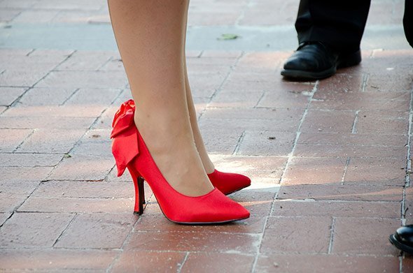 Bei High-Heels sind hilfsbereiter - Das Verhalten von Männern wird durch die Absatzhöhe der Frauen beeinflusst