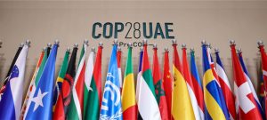 Flaggen der Teilnehmerländer und Logo der COP28