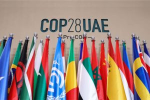 Flaggen der Teilnehmerländer und Logo der COP28