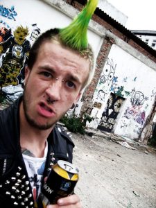 Punk mit Bier in der Hand