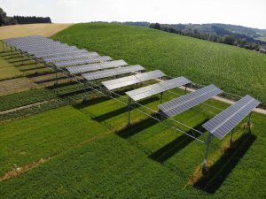 Hoch aufgeständerte Agri-Solaranlage