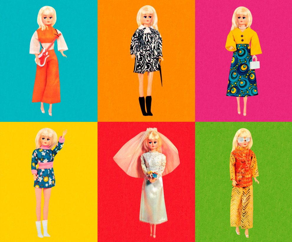sechs Barbie-ähnliche Puppen in verschiedenen Outfits