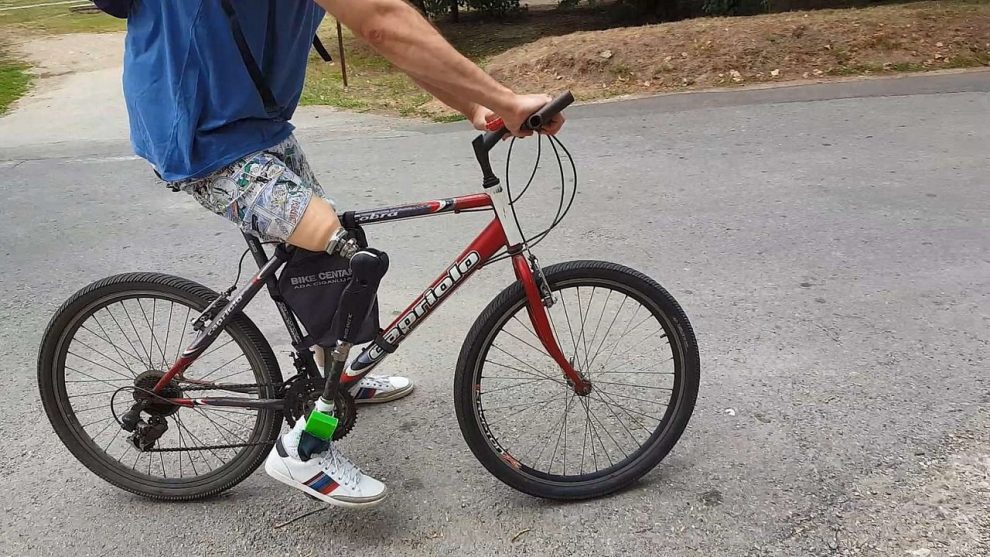 Radfahrer mit Beinprothese