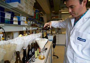 Forscher bei der chemischen Analyse einer Reihe von Bieren