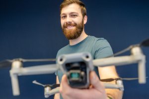 Forscher mit Drohne