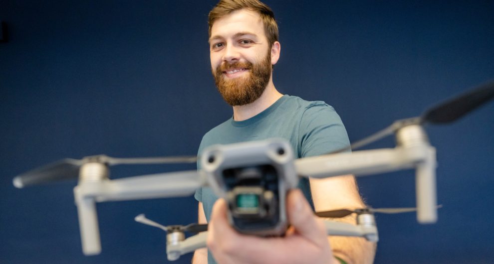 Forscher mit Drohne