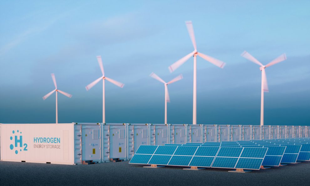 Solarpanele und Windräder neben Containern voll Wasserstoff zur Energiespeicherung