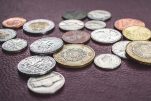 Geldmünzen verschiedener Währungen