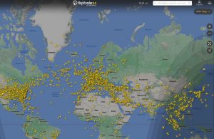 Screenshot von Flight Radar 24 zeigt Flugrouten von Flugzeugen