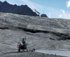 Hubschrauber an einem Bergsee